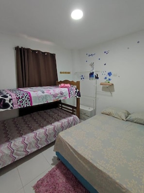 A dormitory room with two bunk beds, a desk, and a wall decoration. - Cozy apartment with excellent location in Cartagena (Cartagena de Indias)