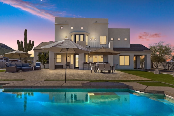 Una piscina al aire libre, una piscina climatizada, tumbonas