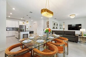 Familjehus - flera sovrum - privat pool | Matsal