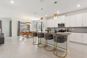 Casa familiar, varias habitaciones, alberca privada | Cocina privada | Refrigerador, microondas, horno y parrilla de estufa 