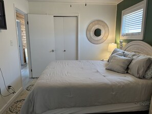 3 bedrooms, desk, iron/ironing board, travel crib