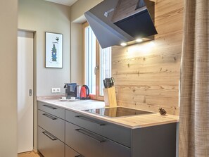 Fridge, oven, dishwasher, coffee/tea maker