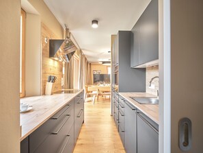 Kühlschrank, Ofen, Geschirrspüler, Wasserkocher mit Kaffee-/Teezubehör