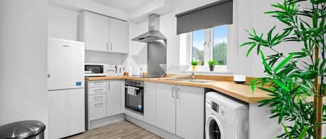 Geladeira, micro-ondas, fogão, cooktop