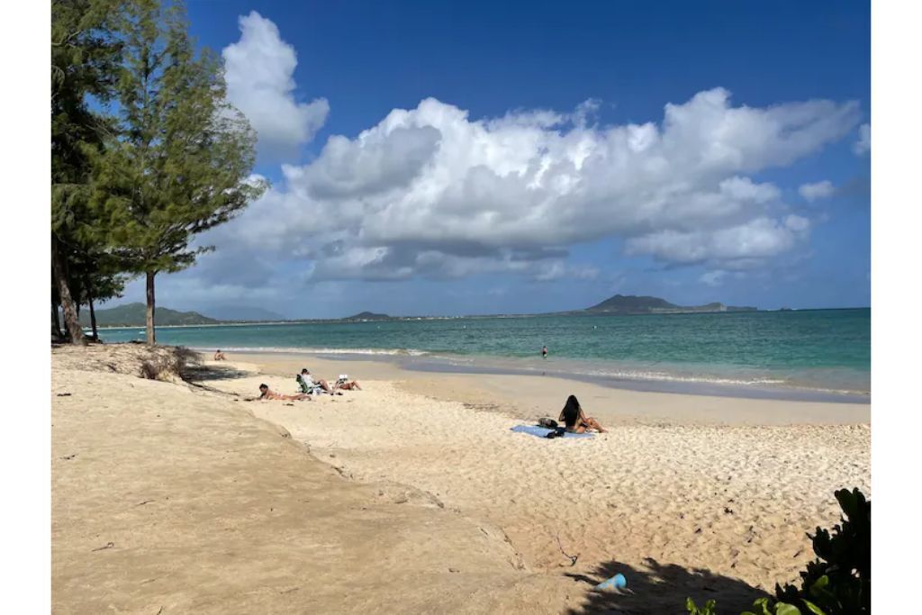 Short walk to Kailua Beach across the street-Quiet AC's-Lg. Kitchen-Patio-Pet OK