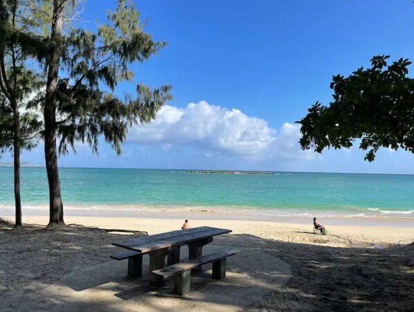 Perto da praia, espreguiçadeiras, toalhas de praia 