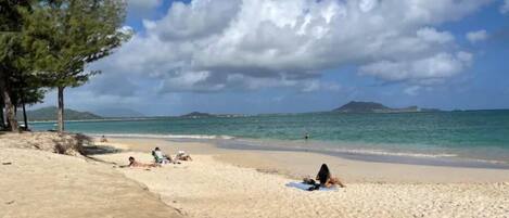 In Strandnähe, Liegestühle, Strandtücher