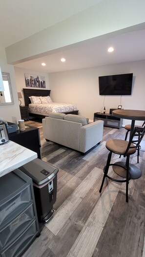 1 bedroom, iron/ironing board, free WiFi, bed sheets - The Goldenesque Studio Suite (Forest Park)