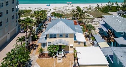 Cute seaside getaway in a Classic 100-year-old beach house directly on the Gulf