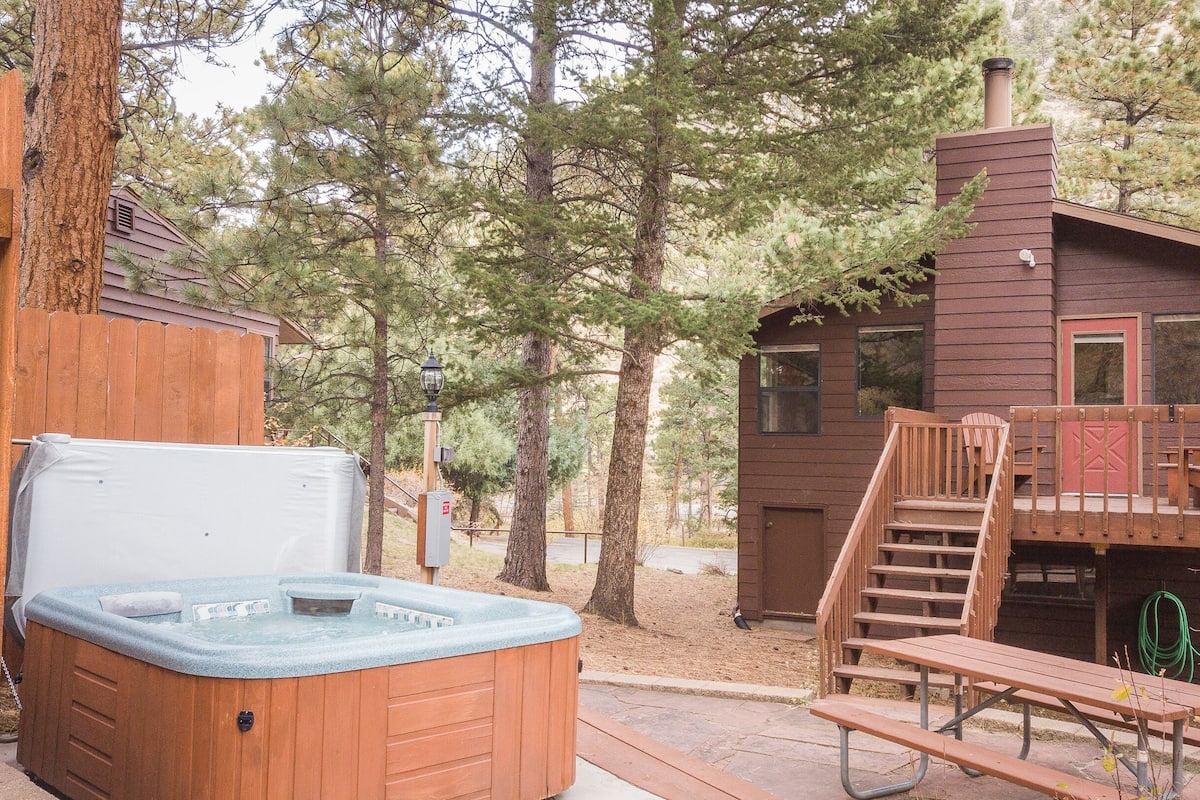 1 Bedroom Hot Tub Cabin Castle Spruce | Terrace/patio