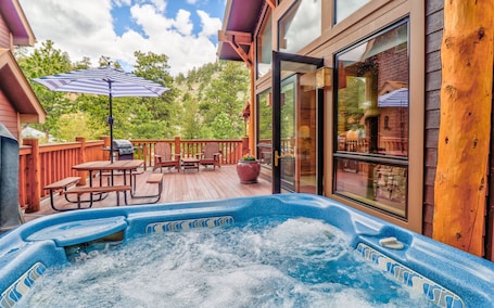 Hot Tub Studio Great Room | Vista do quarto. Castle Mountain Lodge