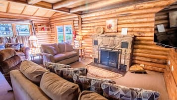 3 Bedroom Homestead | ๊ฑฐ์ค ๊ณต๊ฐ | ์ผ์ด๋ธ ์ฑ๋ ์์ฒญ์ด ๊ฐ๋ฅํ 36์ธ์น ํ๋ฉด TV, DVD ํ๋ ์ด์ด
