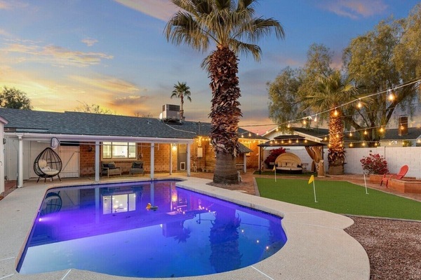 Una piscina al aire libre