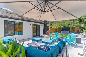 Outdoor dining - Poppy Cottage with Spa, Modern Luxury (Carlsbad)