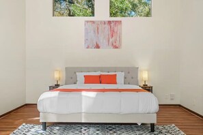 5 chambres, bureau, fer et planche à repasser, lit parapluie