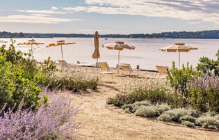 Playa privada, sillas reclinables de playa, sombrillas, toallas de playa