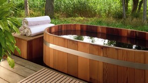 Outdoor spa tub - Silver Sands Motel & Beach Bungalows (Greenport)