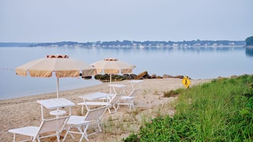 شاطئ خاص، كراسي للتشمس، مظلات الشاطئ، مناشف للشاطئ