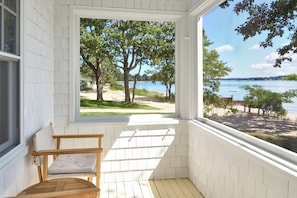 Habitación de diseñador, 1 cama King size, vista al océano | Ropa de cama de alta calidad, edredón, camas con pillow-top y minibar