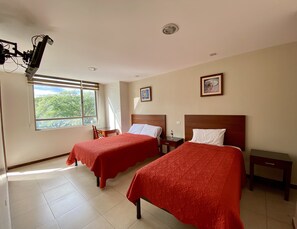 Down duvets, desk, laptop workspace, blackout curtains - Hotel Carrión (Loja)