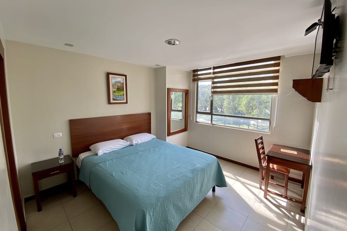 Kamar Comfort | Selimut bulu angsa, meja kerja, dan ruang kerja ramah laptop