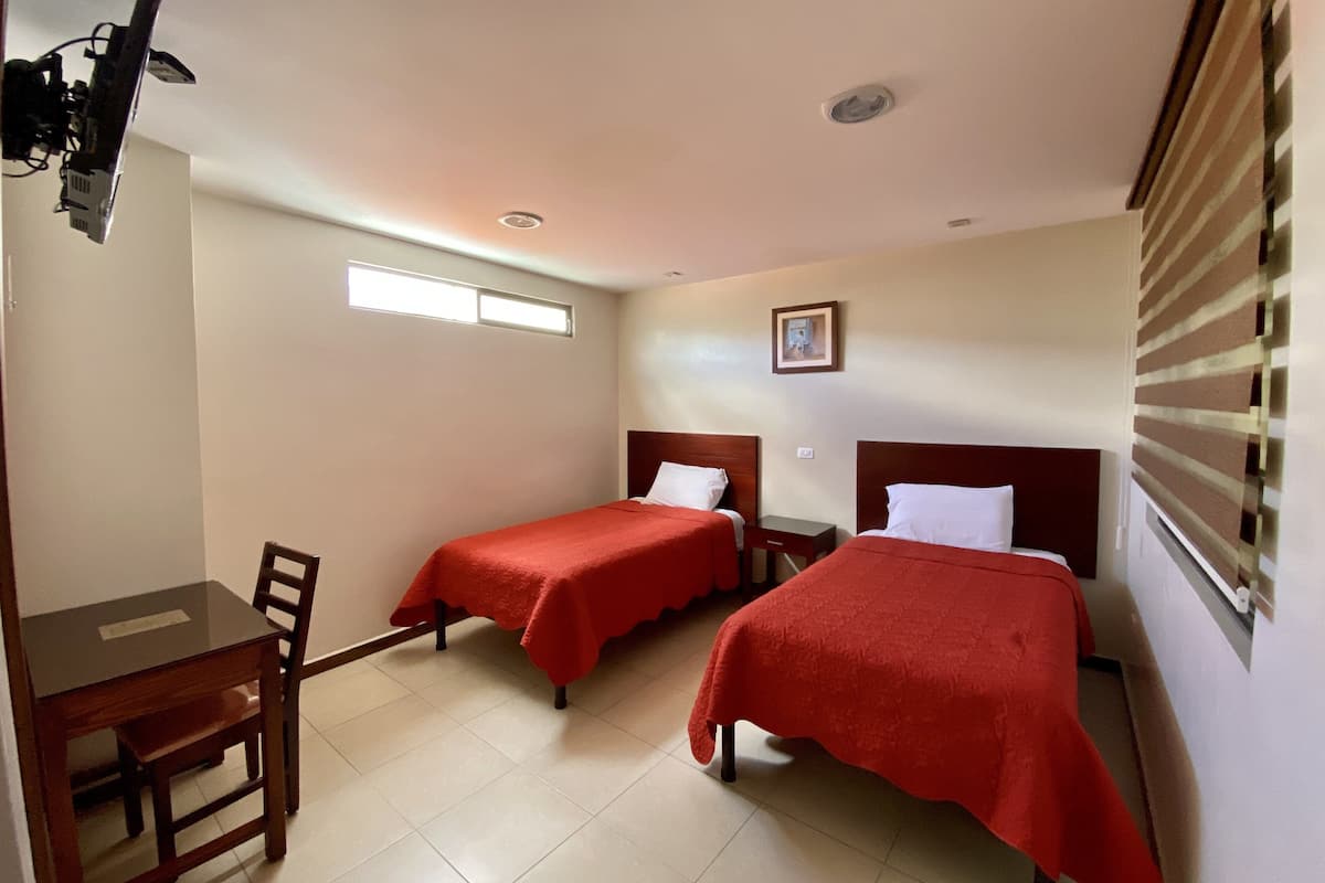 Kamar Twin Klasik | Selimut bulu angsa, meja kerja, dan ruang kerja ramah laptop