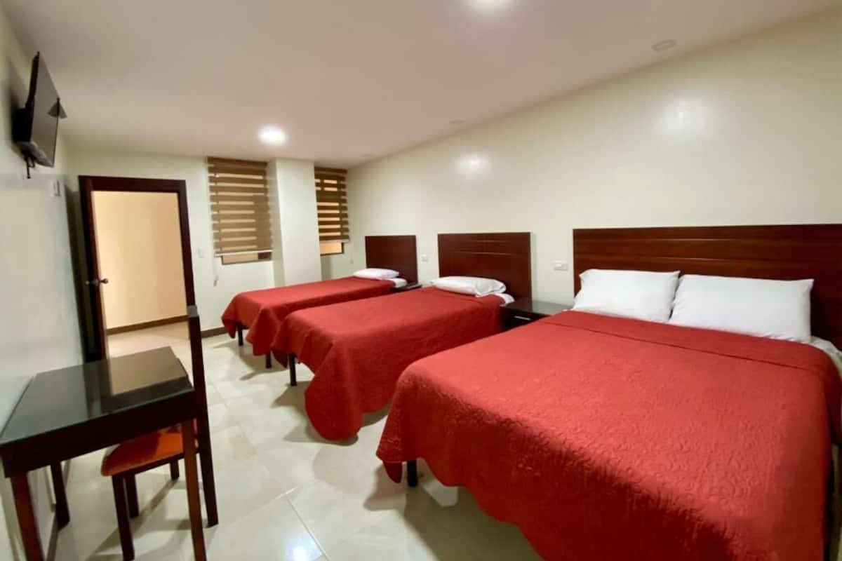 Kamar Triple Keluarga | Selimut bulu angsa, meja kerja, dan ruang kerja ramah laptop