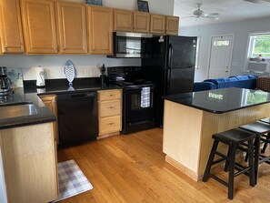 Fridge, microwave, oven, stovetop - Enjoy the Best of Both Worlds on Narrow River and Narragansett Beach (South Kingstown)
