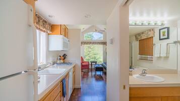 Duschwanne, Haartrockner, Handtücher