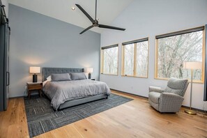 4 bedrooms, desk, iron/ironing board, travel cot