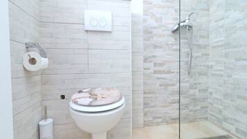 Ducha, secador de pelo, toallas