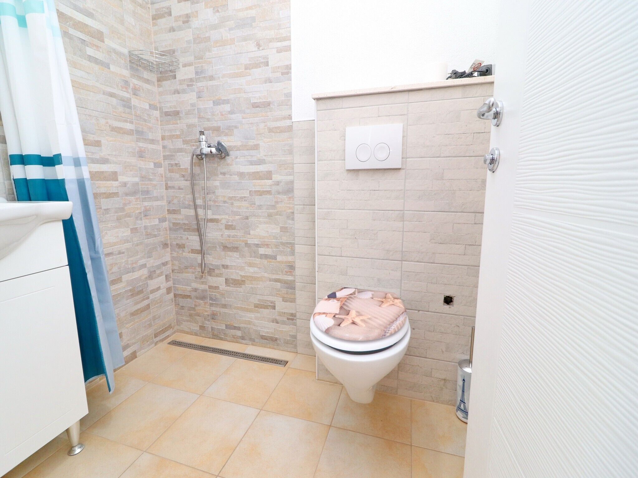 Hair dryer, towels