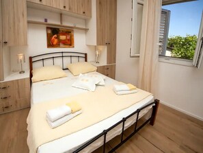 3 bedrooms, iron/ironing board, cots/infant beds, Internet
