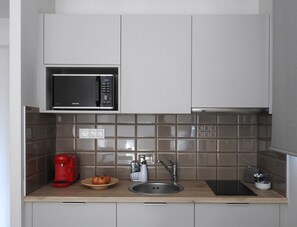 Kühlschrank, Herdplatte, Wasserkocher mit Kaffee-/Teezubehör, Toaster