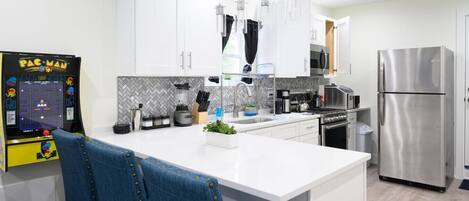 Een koelkast, een magnetron, een oven, een kookplaat