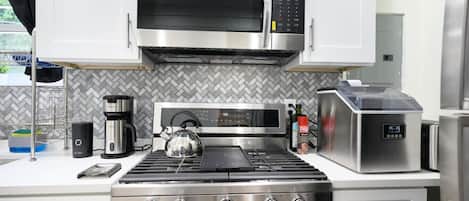 Refrigerador, microondas, horno y parrilla de estufa