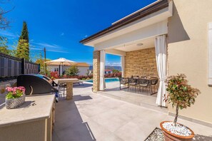 Outdoor dining - Holiday house VILLA ANDRO (Pinezići)