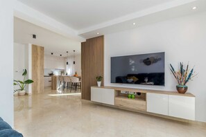 TV - Holiday house VILLA ANDRO (Pinezići)