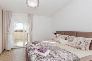 3 slaapkamers, een strijkplank/strijkijzer, gratis wifi, beddengoed