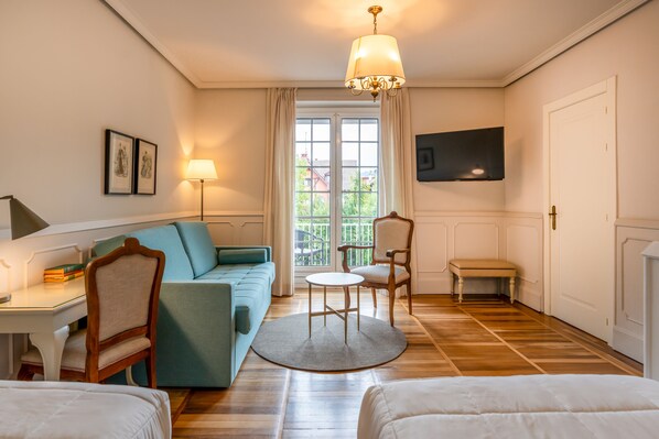 Standard Triple Room | Living area