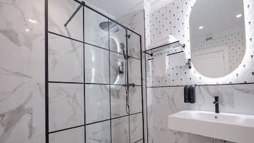 Doppia Standard, 1 letto matrimoniale o 2 letti singoli | Bagno | Set di cortesia gratuito, asciugacapelli