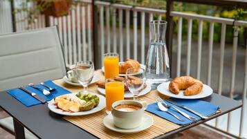 Tägliches Frühstücksbuffet (10.00 EUR pro Person)