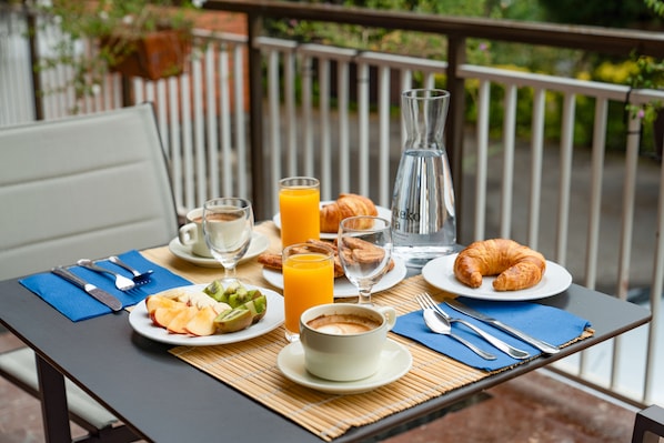 Desayuno buffet diario (EUR 10 por persona)