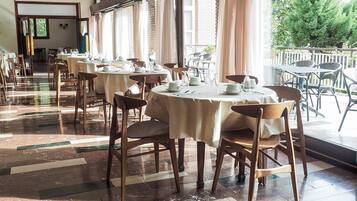 Dagelijks ontbijtbuffet (EUR 10 per persoon)