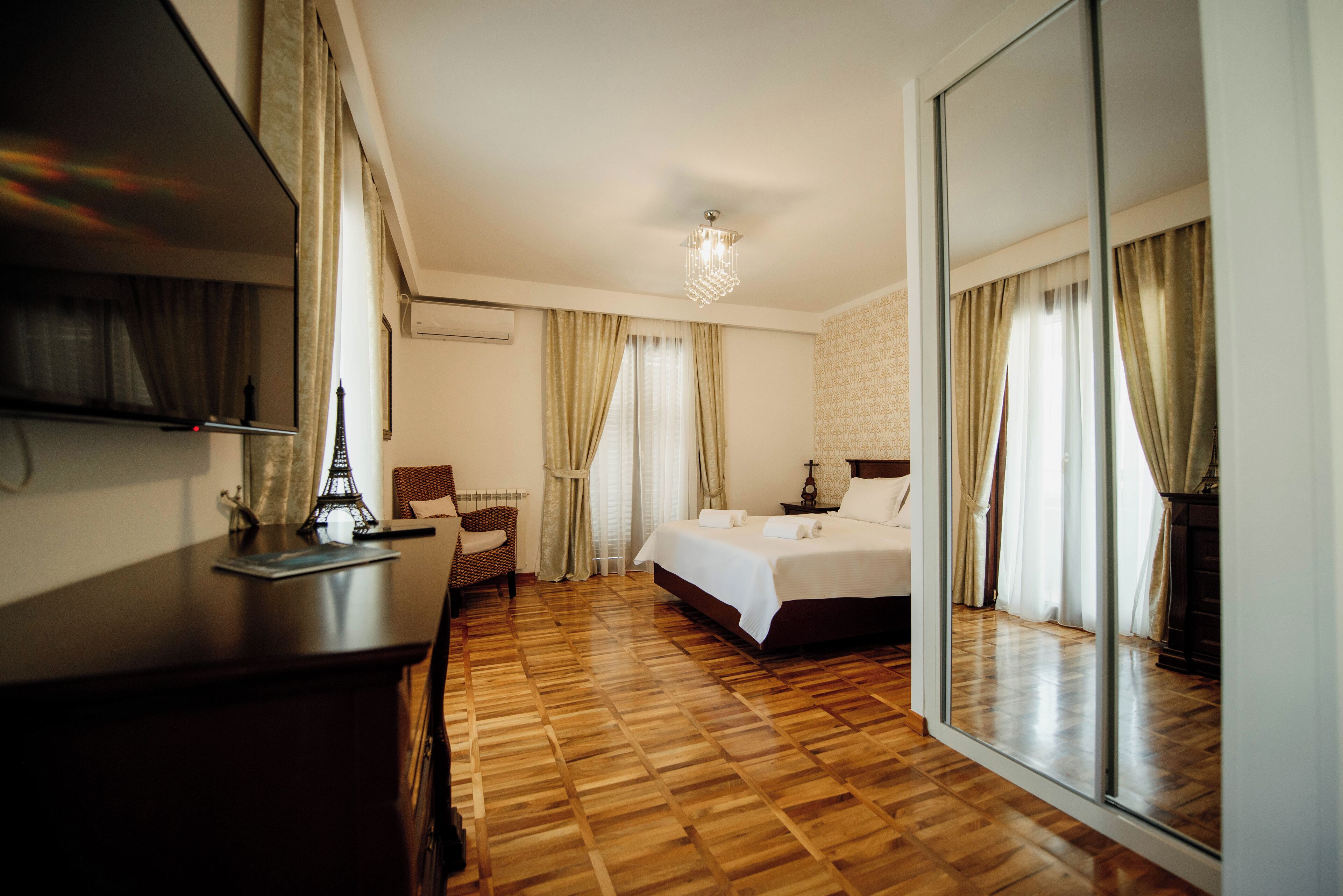 1 Schlafzimmer, Schreibtisch, Bügeleisen/Bügelbrett, Reisekinderbett