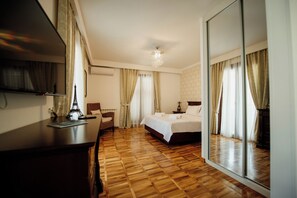 1 habitación, escritorio, tabla de planchar con plancha y cuna de viaje 