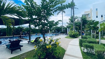 2 outdoor pools