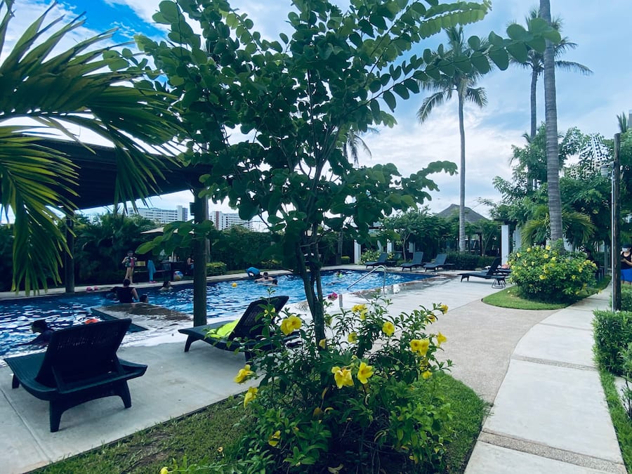 2 hồ bơi ngoài trời