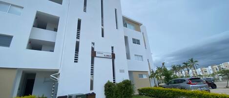 A modern multi-story building with a sign reading "EDIFICIO LUNA".