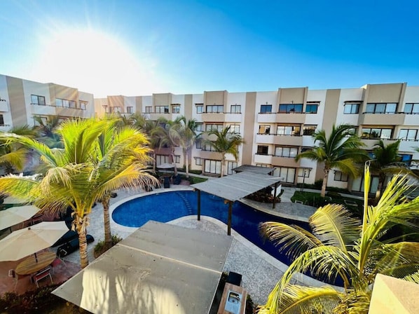 Una piscina al aire libre